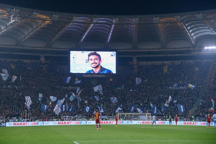 La commemorazione in memoria di Davide Astori durante il derby di Roma (FOTOGRAMMA/IPA)