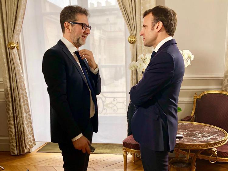 Fabio Fazio con il presidente francese Emmanuel Macron (foto dal profilo Twitter di Fabio Fazio)