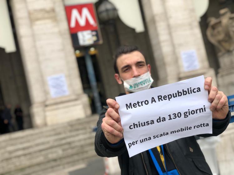 Roma: chiusa da oltre 130 giorni fermata metro Repubblica, protesta dei cittadini