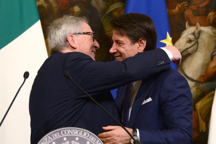 L'abbraccio tra Juncker e Conte (FOTOGRAMMA/IPA)