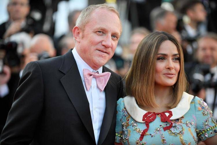 Il patron di Kering François Pinault e la moglie Salma Hayek (Fotogramma/Ipa)