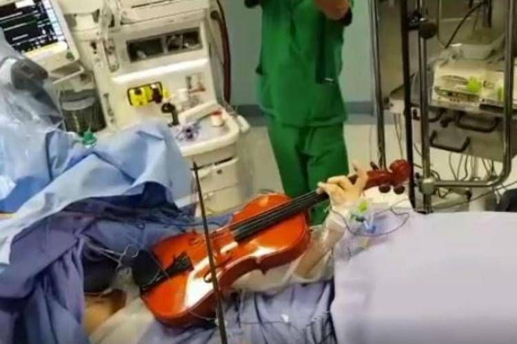 Suona il violino mentre la operano al cervello