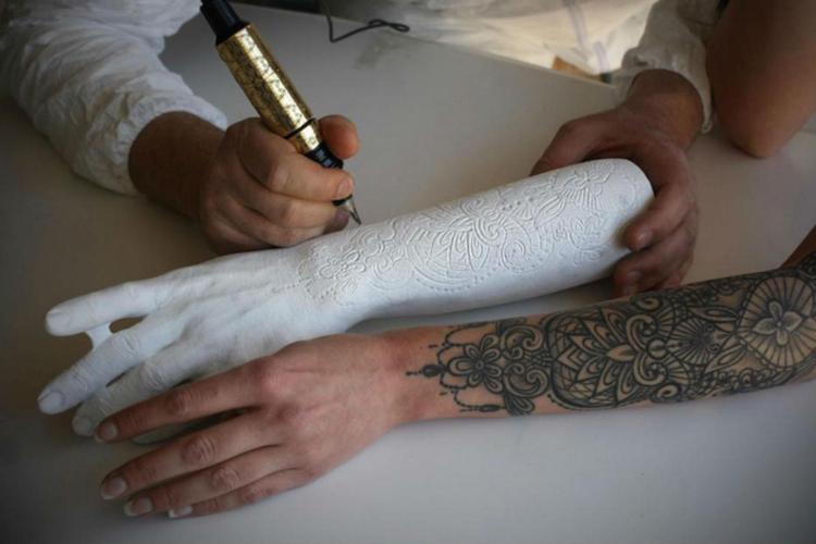 I tatuaggi di Marco Manzo alla Biennale