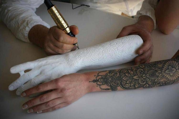 I tatuaggi di Marco Manzo alla Biennale