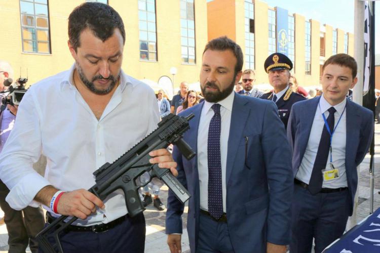 La foto di Matteo Salvini col mitra postata su Facebook da Luca Morisi (il terzo nella foto)