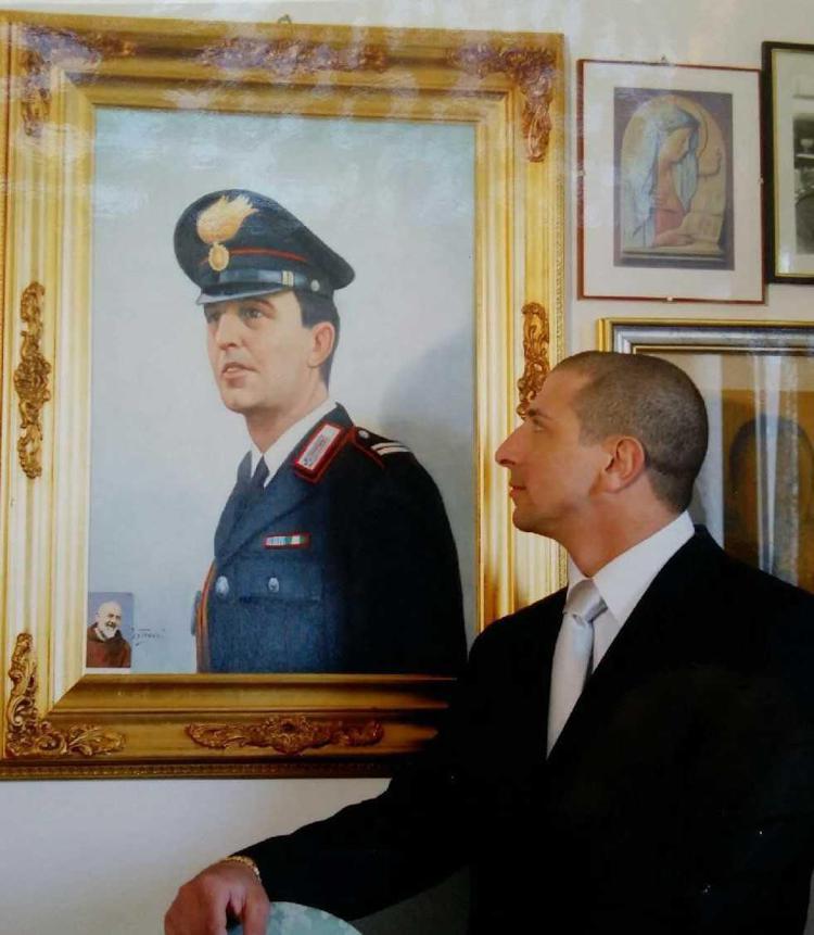 Fabio Lombardo guarda la foto del padre