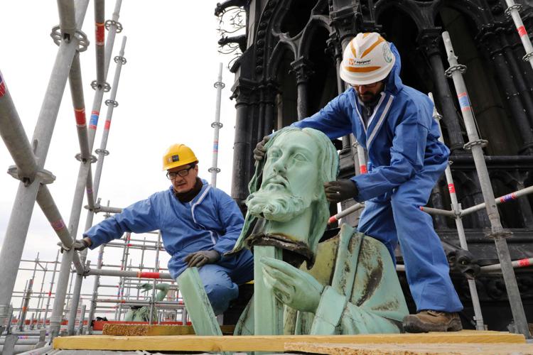 Una fase dei lavori di restauro a Notre-Dame (Afp)