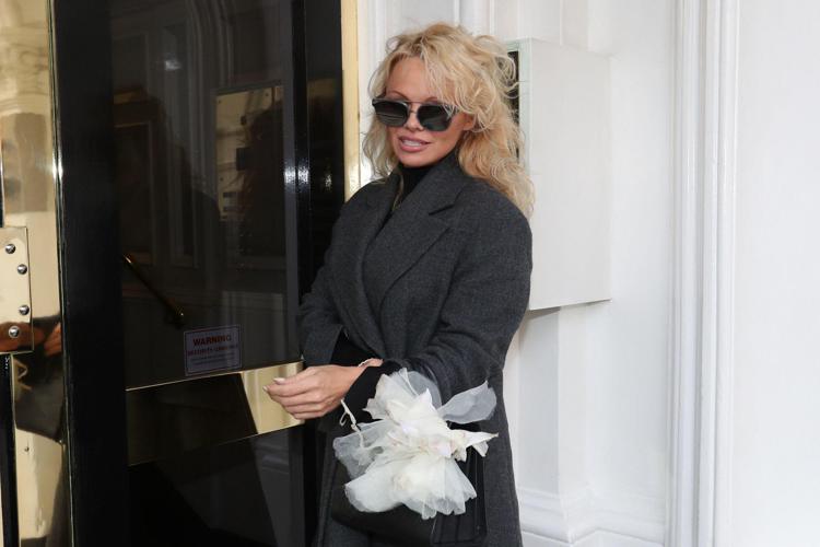 Pamela Anderson  davanti all'ambasciata dell'Ecuador a Londra, prima della visita a Julian Assange nel 2017 (Fotogramma /Ipa)