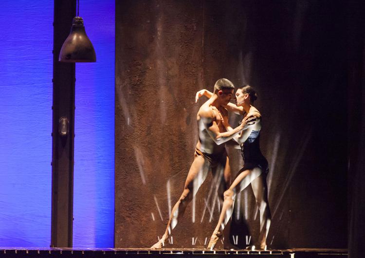 Un'immagine di 'Giulietta e Romeo' di Fabrizio Monteverde, interpretato dal Balletto di Roma, in scena al Teatro  Vittoria di Roma dal 9 al 14 aprile 