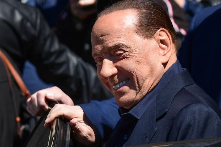 Da barman a foto funerali, i mille 'mestieri' di Berlusconi