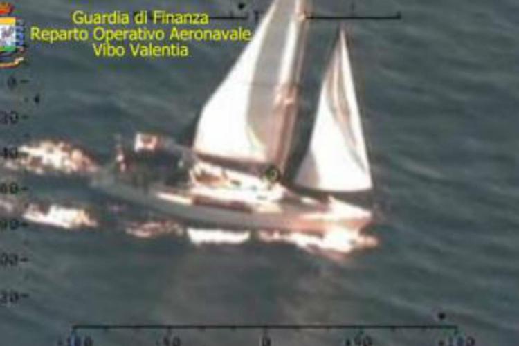 Migranti, in 52 sbarcano a Crotone: arrivati in barca a vela
