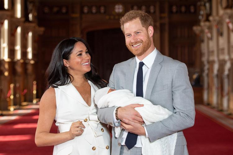 Harry e Meghan presentano il piccolo Archie dopo la nascita - (AFP)