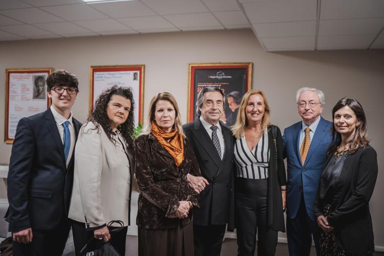 Riccardo Muti con  le discendenti di Cherubini, il prefetto Laura Lega, Cristiano Chiarot e Irene Sanesi, presidente di Opera di Santa Croce