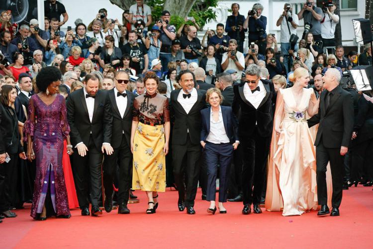 La giuria di Cannes sul red carpet inaugurale (Ipa/Fotogramma)