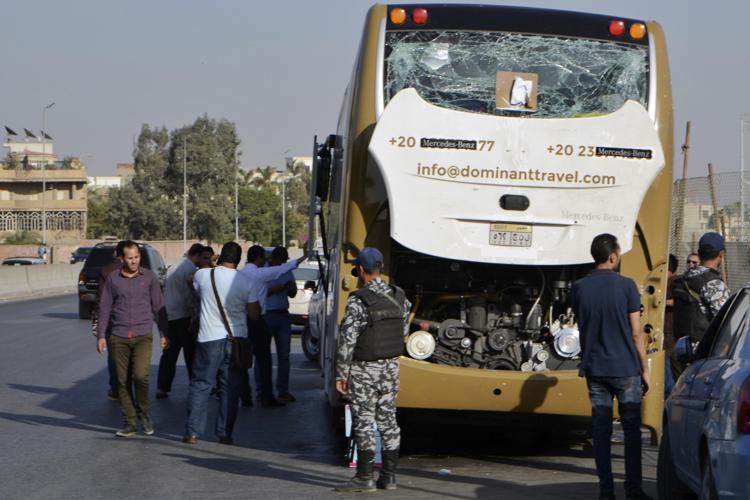 Il bus colpito nell'attentato in Egitto (Afp) - AFP
