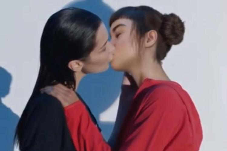 Bella Hadid, a sinistra, bacia la modella virtuale Lil Miquela (fermo immagine da video Instagram/ Calvin Klein)