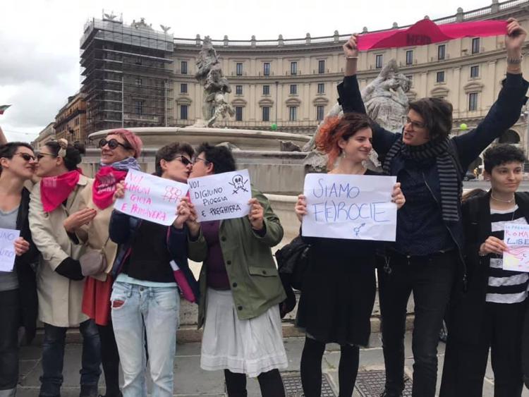 Aborto: femministe contestano la Marcia per la Vita 'limonando'