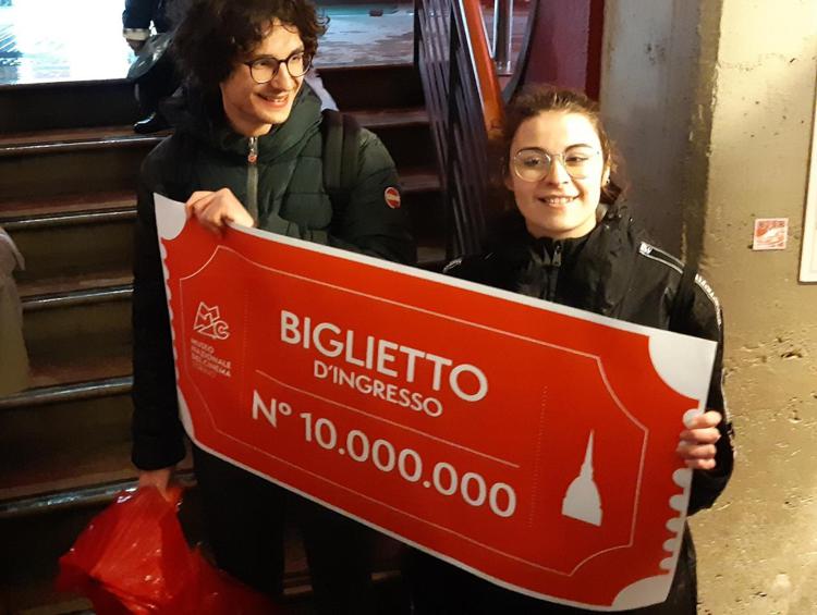 Fabrizio Pisani e Cristina Di Girolasmo con il 'bigliettone' numero 10 milioni del Museo del Cinema di Torino 