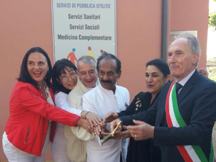Foto dell'inaugurazione della Bottega della Salute a Bucine con il sindaco Pietro Tanzini e il dottor Narama, Master Healer 