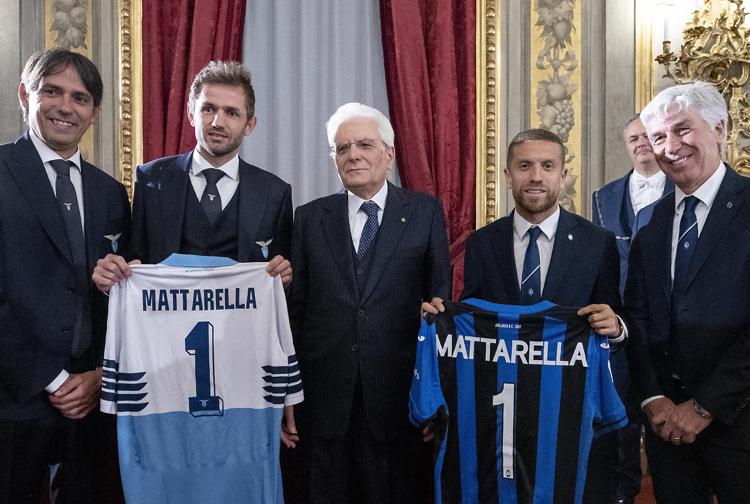 Il Presidente Mattarella con i capitani e gli allenatori di Atalanta e Lazio (foto Quirinale) 