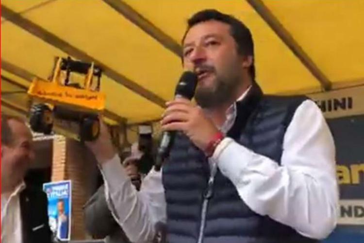 Ruspa in legno per Salvini: 