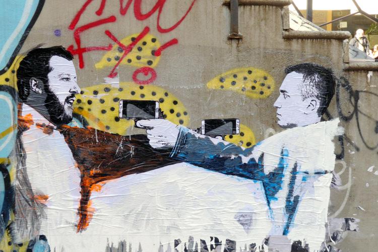 'Mezzogiorno di fuoco', murale della street artist Cristina Donati Meyer sui navigli a Milano (Fotogramma)