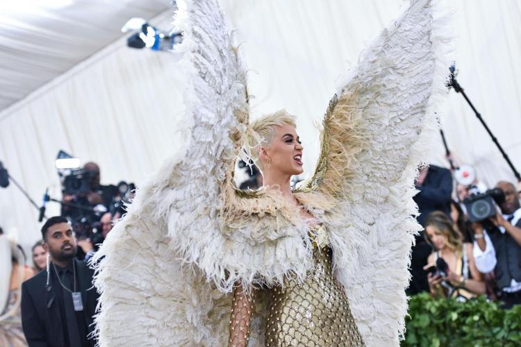 Katy Perry versione angelo sul red carpet del Met Gala 2018 (Fotogramma/Ipa)