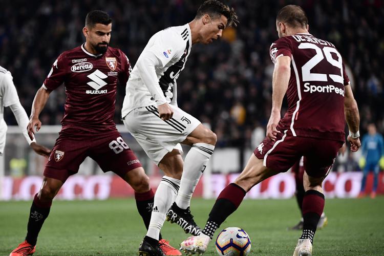 Ronaldo tra De Silvestri e Rincon (AFP)