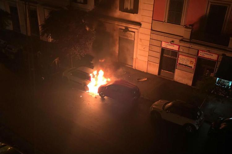 Roma, auto a fuoco vicino a caserma