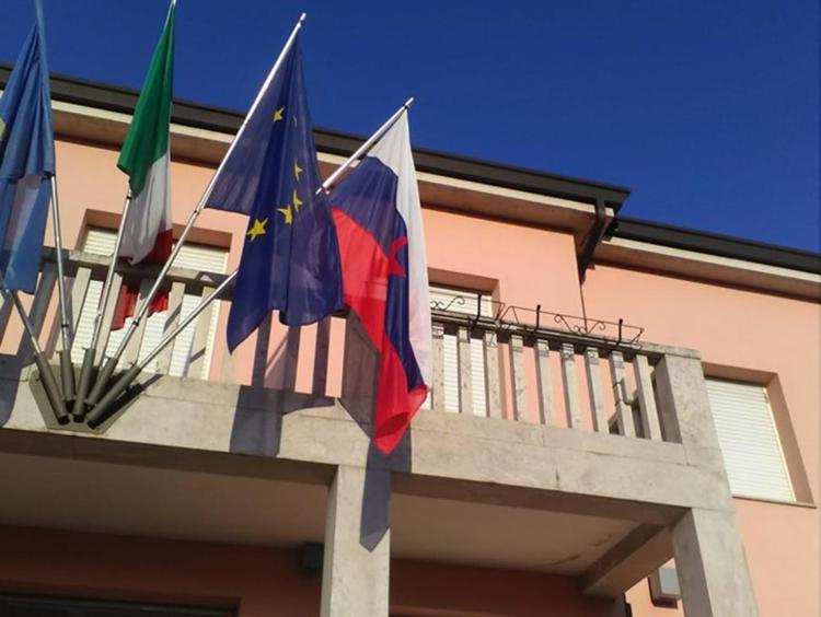 Foibe: CasaPound Trieste, Comune San Dorligo espone bandiera partigiani sloveni