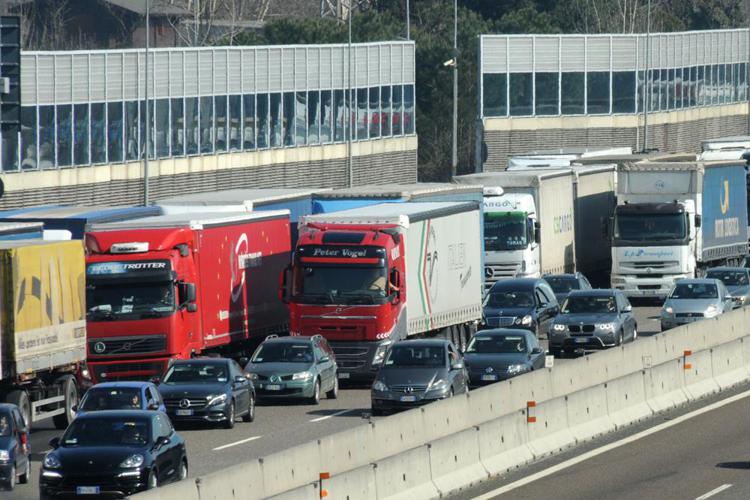 Trasporti: 18 aziende e organizzazioni Ue chiedono camion emissioni zero