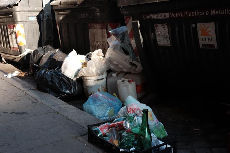 Roma, 26 giugno 2019. Immondizia e degrado a Roma, cassoni della spazzatura strabordanti e cumuli di rifiuti (foto Adnkronos/Cristiano Camera)