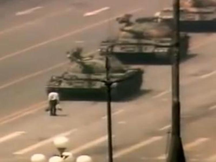 Morto Charlie Cole, fotografo dell'uomo di piazza Tienanmen