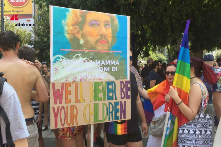 Milano Pride, spunta cartello con Salvini truccato da donna