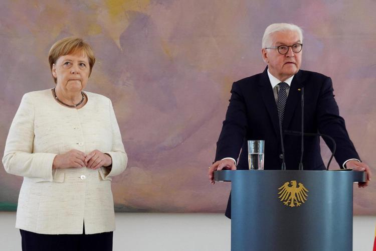 Angela Merkel e il presidente Frank-Walter Steinmeier (AFP)