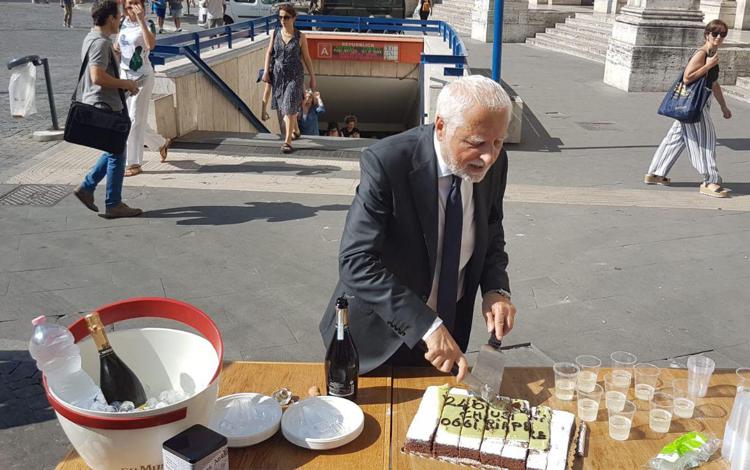 Il presidente del Comitato per la riapertura della metro Repubblica mentre taglia la  torta (Foto AdnKronos)