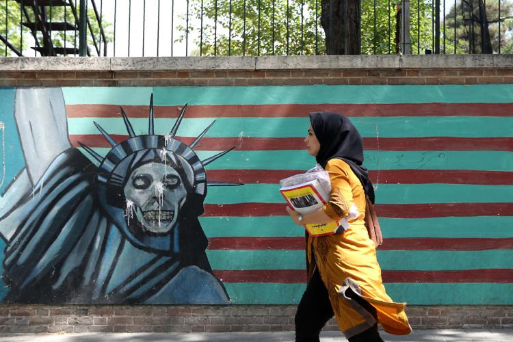 Teheran: una donna passeggia accanto all'ex ambasciata Usa (Afp)