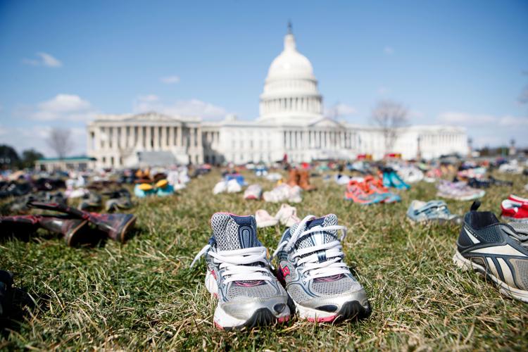 Scarpe delle 700 vittime delle stragi in scuole Usa. Manifestazione a Washington.  - (FOTOGRAMMA)