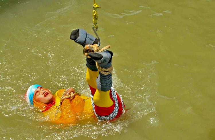 Jadugar Mandrake mentre tenta l'impresa (AFP)