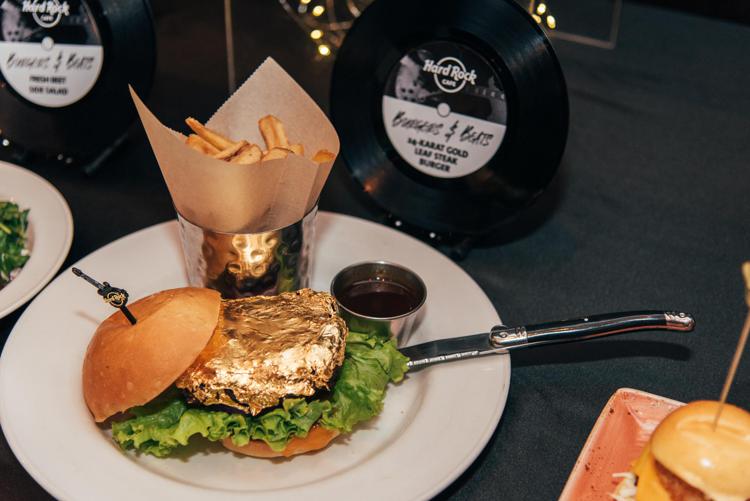 All'Hard Rock Cafe il primo burger '24-karat gold'