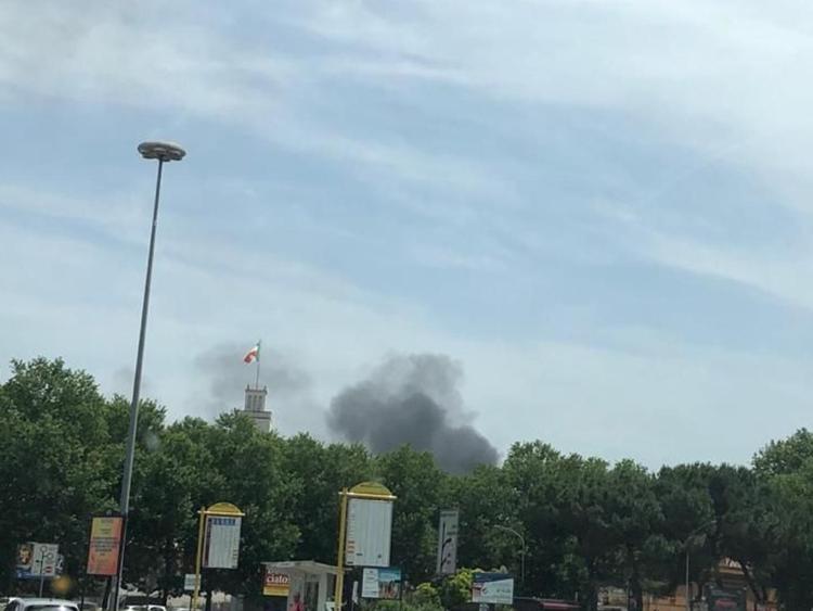 Roma, in fiamme 10 scooter e 3 auto a Prati: alta nube di fumo
