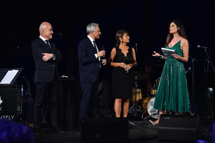 Paolo Veronesi con Marco Zecca, Franca Fagioli e Daniela Ferolla sul palco del Charity Dinner 2019 della Fondazione Umberto Veronesi