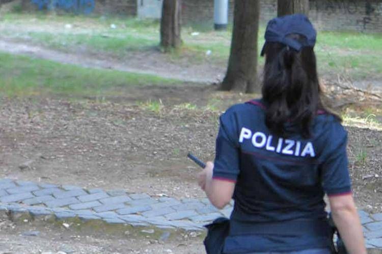 Una agente in servizio (Fotogramma)