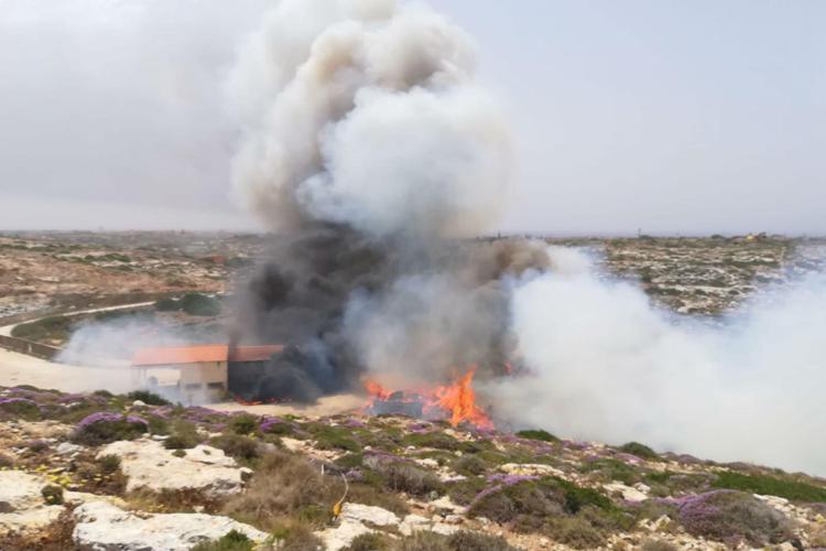 Lampedusa, brucia centro raccolta rifiuti: allarme diossina