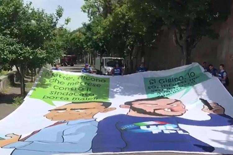 Via striscione con Salvini e Di Maio