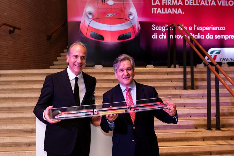L'ad di Fs Italiane, Gianfranco Battisti, premia sir Antonio Pappano con il 'Frecciarossa 1000'