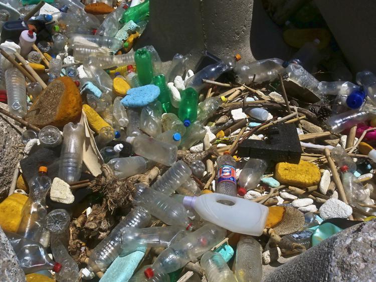 Mare: effetto plastica, oltre 33mila bottigliette al minuto nel Mediterraneo