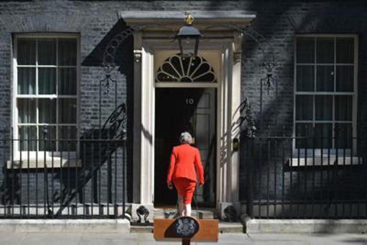 Theresa May a Downing Street. (Afp)