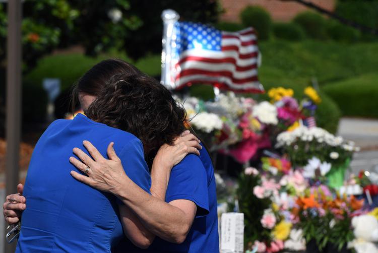 Familiari delle vittime strage Virginia BeachFoto Washington Post 