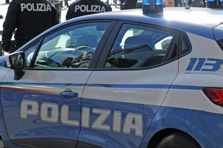 Se la polizia fa la multa non c'è obbligo di fermarsi